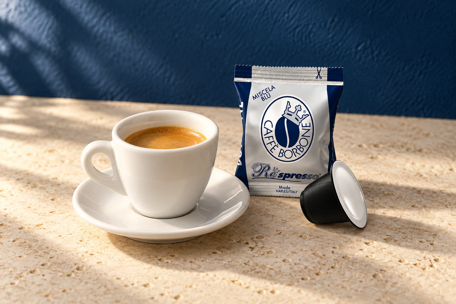 Espresso neben einer Borbone-Respresso-Blu-Einzelverpackung und einer Kapsel